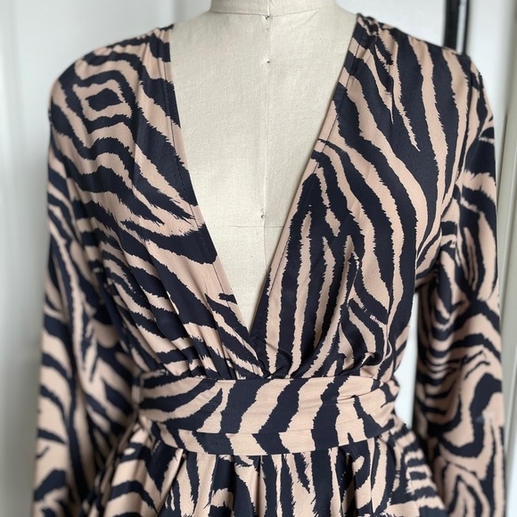 John Jack Plunge front skater dress in zebra NWT size 10 US - Picture 7 of 9